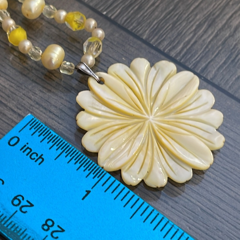 Vintage Yellow Carved Mother of Pearl Flower Pendant & Real Pearl Necklace - Picture 7 of 15